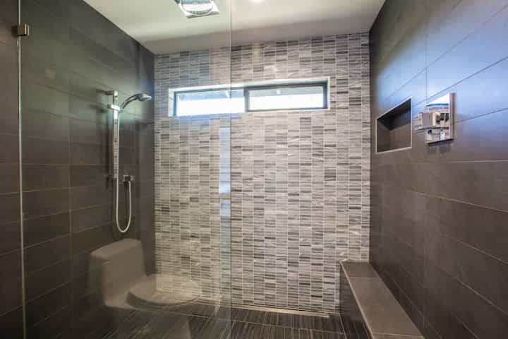 An open shower installation inspired by the country for Bell Gardens, California